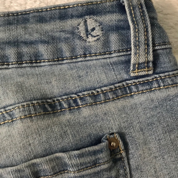 Kenzie Embroidered Floral Jean shorts Size 10 - Picture 6 of 7